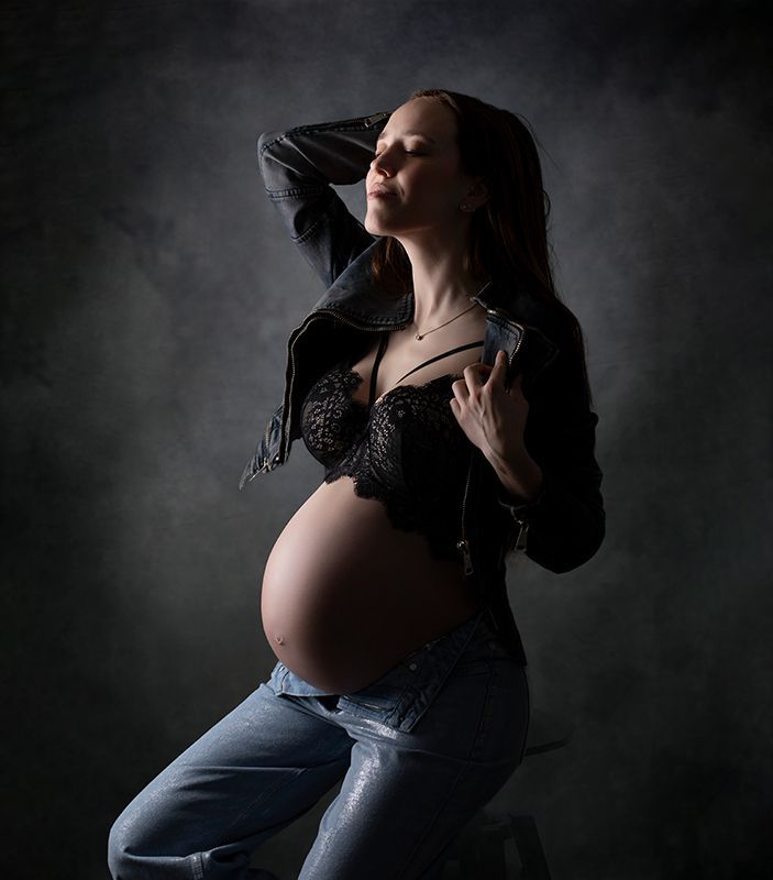 Schwanger in Düsseldorf. Babybauchfotografie mit Jeans, BH und Lederjacke.